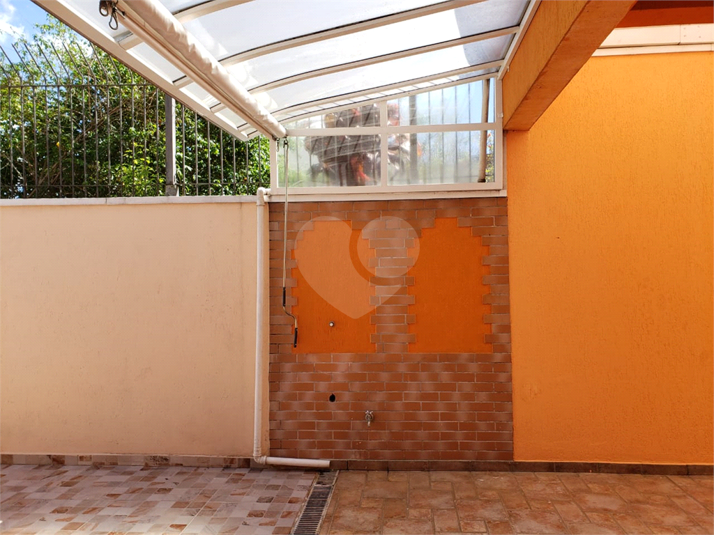 Excelente sobrado com 3 suítes e 4 vagas de garagem. Aquecimento solar