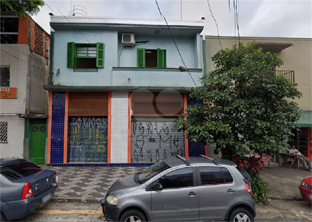 Loja Comercial para venda ou locação em rua de grande movimento.