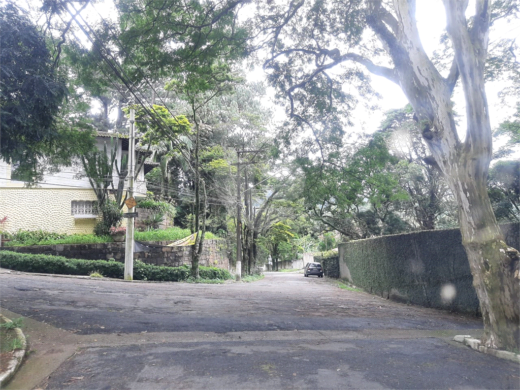 Terreno no pe da Serra da cantareira em condominio fechado ( rua )