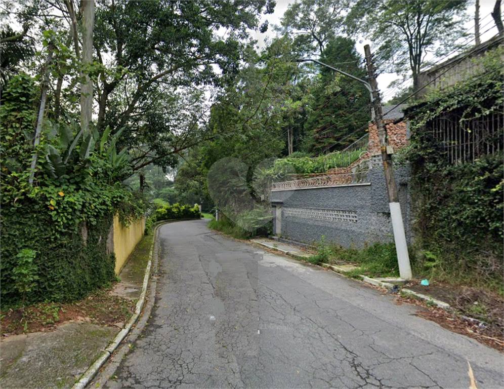 Terreno no pe da Serra da cantareira em condominio fechado ( rua )