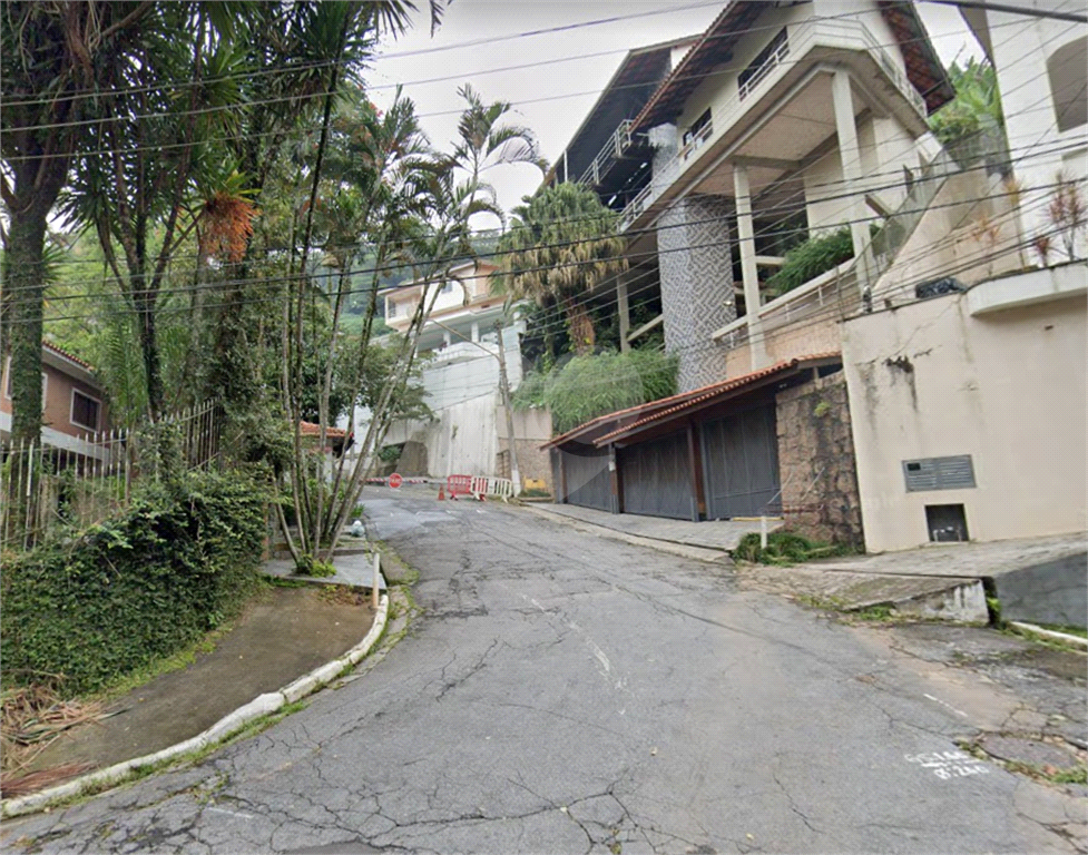 Terreno no pe da Serra da cantareira em condominio fechado ( rua )