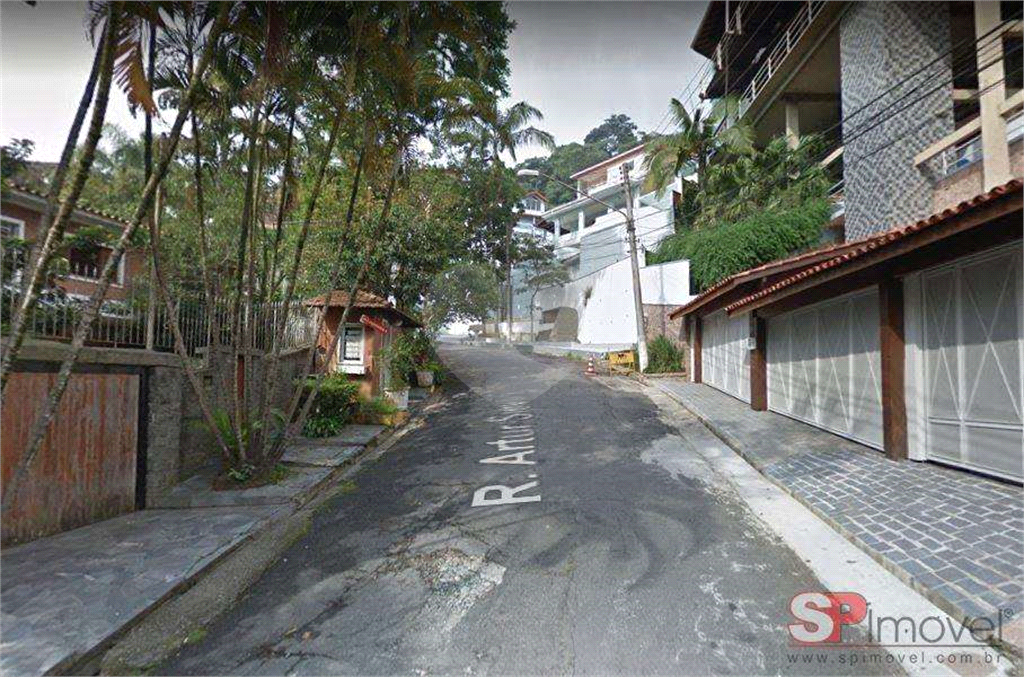 Terreno no pe da Serra da cantareira em condominio fechado ( rua )