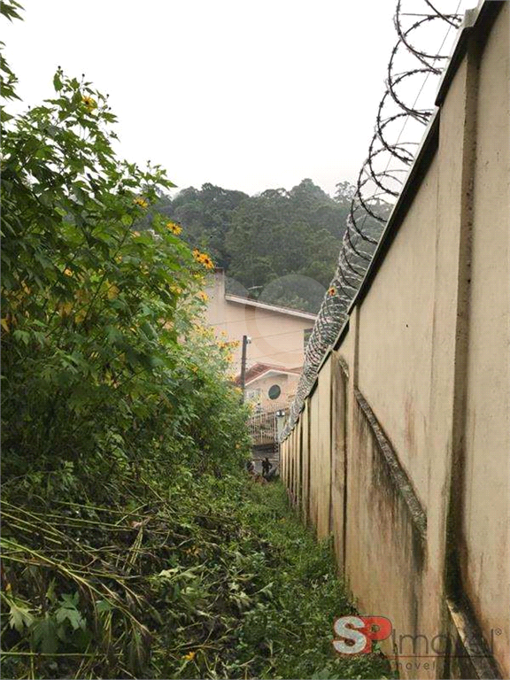 Terreno no pe da Serra da cantareira em condominio fechado ( rua )
