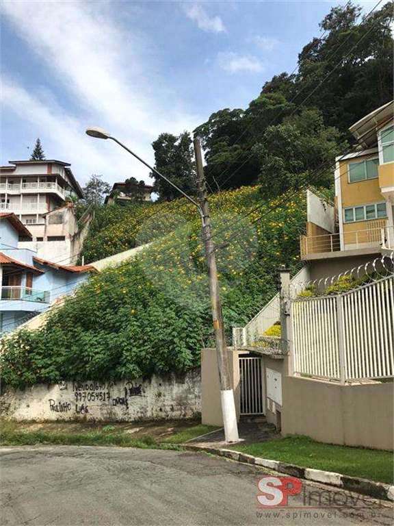 Terreno no pe da Serra da cantareira em condominio fechado ( rua )