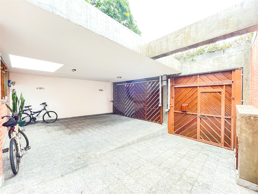 Casa - Sobrado - 4 Dormitórios / Quartos - 1 Suíte - Quintal - 4 Vagas - Venda / Compra