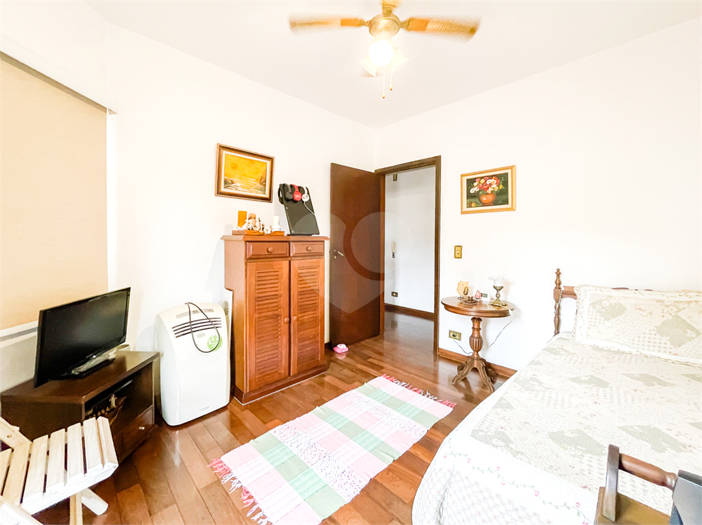Casa - Sobrado - 4 Dormitórios / Quartos - 1 Suíte - Quintal - 4 Vagas - Venda / Compra
