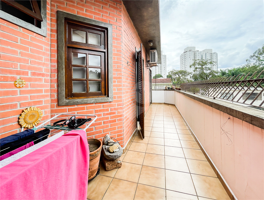 Casa - Sobrado - 4 Dormitórios / Quartos - 1 Suíte - Quintal - 4 Vagas - Venda / Compra