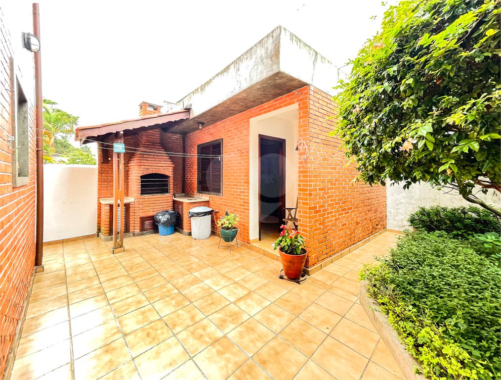 Casa - Sobrado - 4 Dormitórios / Quartos - 1 Suíte - Quintal - 4 Vagas - Venda / Compra