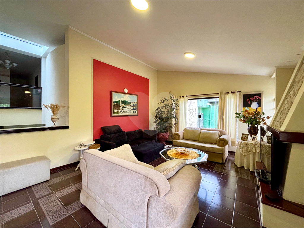 Sobrado à venda no Tucuruvi com 4 suítes, 2 master, salão de festas, área gourmet e 7 vagas.