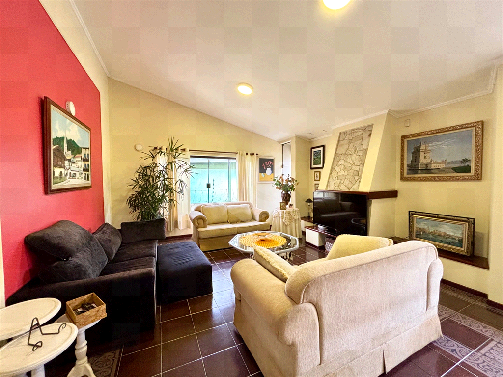 Sobrado à venda no Tucuruvi com 4 suítes, 2 master, salão de festas, área gourmet e 7 vagas.