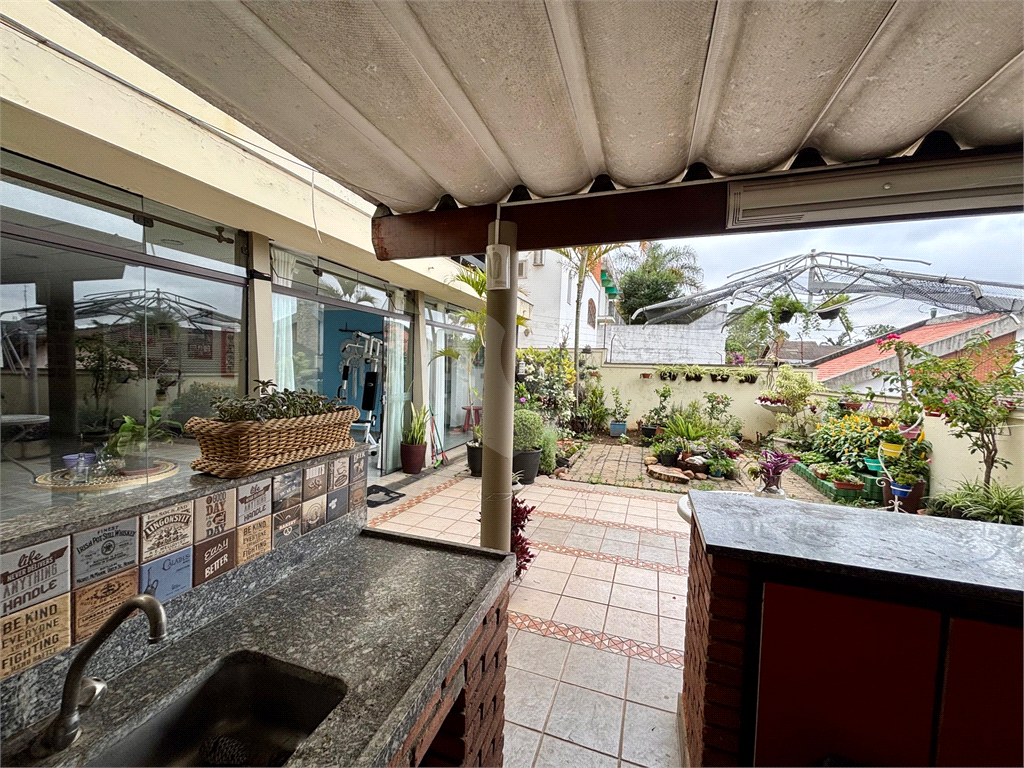 Sobrado à venda no Tucuruvi com 4 suítes, 2 master, salão de festas, área gourmet e 7 vagas.