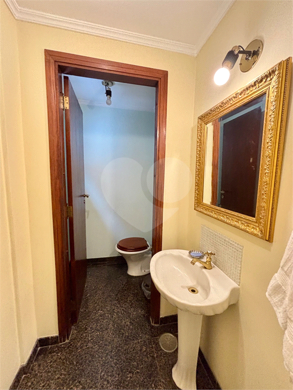 Sobrado à venda no Tucuruvi com 4 suítes, 2 master, salão de festas, área gourmet e 7 vagas.