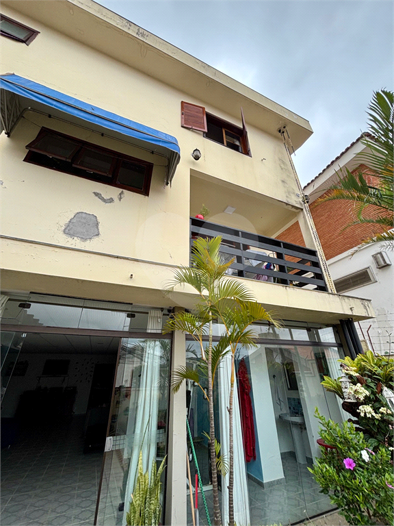 Sobrado à venda no Tucuruvi com 4 suítes, 2 master, salão de festas, área gourmet e 7 vagas.