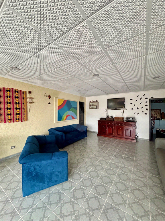 Sobrado à venda no Tucuruvi com 4 suítes, 2 master, salão de festas, área gourmet e 7 vagas.