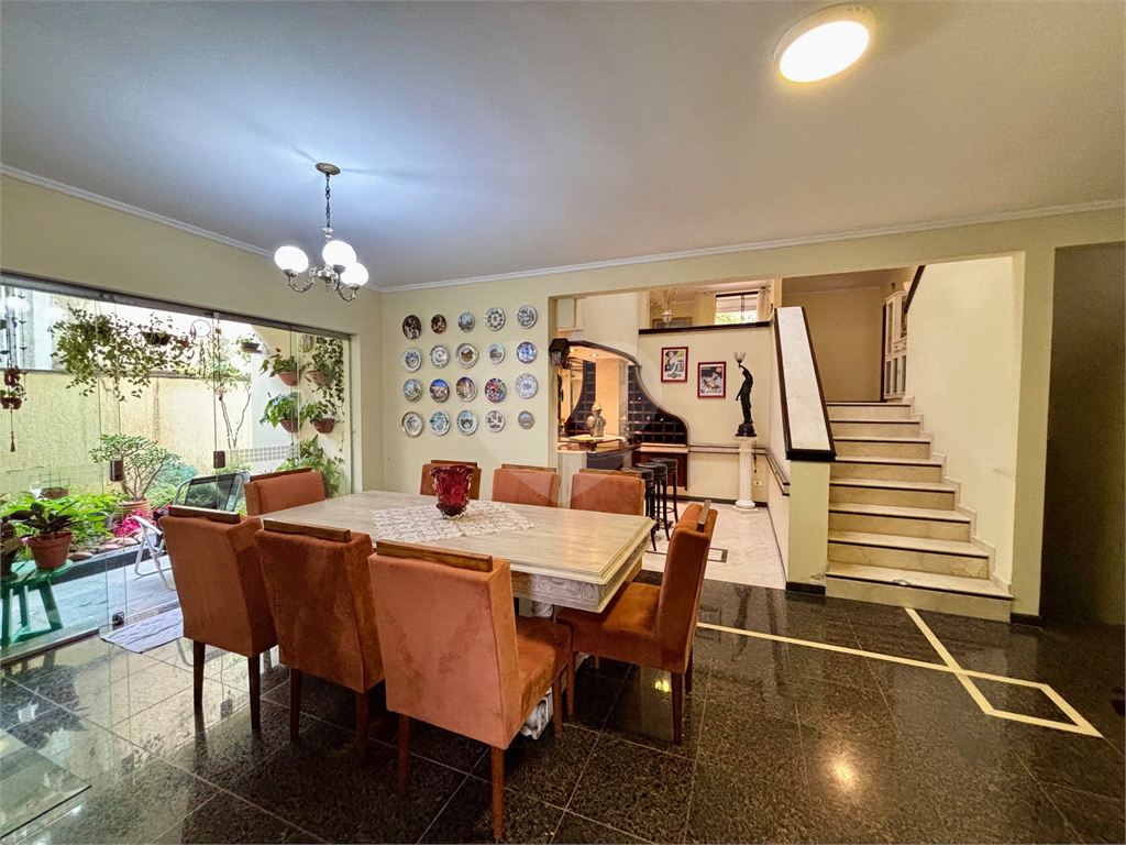 Sobrado à venda no Tucuruvi com 4 suítes, 2 master, salão de festas, área gourmet e 7 vagas.