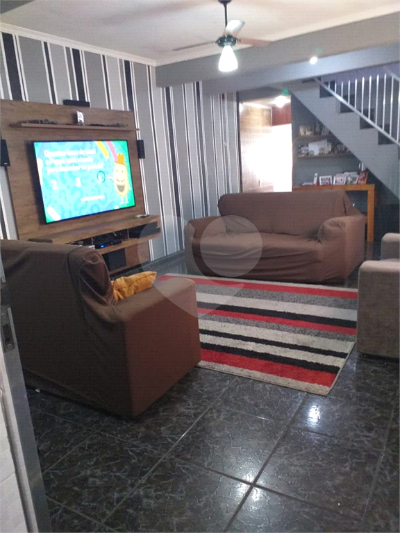 Ótimo terreno de 5 x 25 com 4 casas para renda!