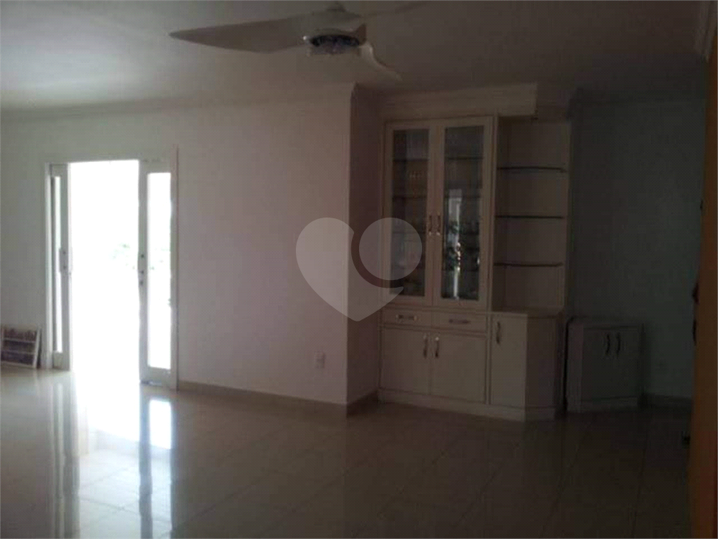 Casa com piscina em Vinhedo