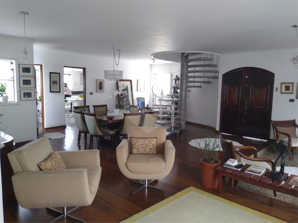 Casa Jardim França com 4 dormitórios, 2 suítes, sala ampla com lareira. cozinha, piscina, 8 vagas