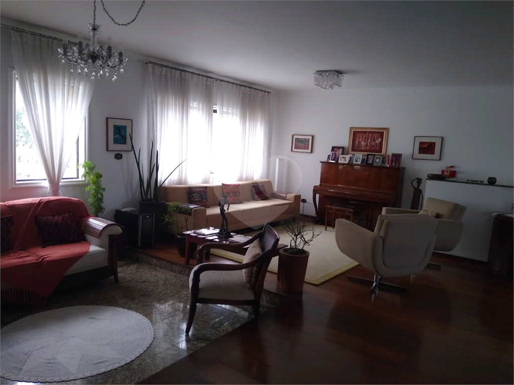 Casa Jardim França com 4 dormitórios, 2 suítes, sala ampla com lareira. cozinha, piscina, 8 vagas