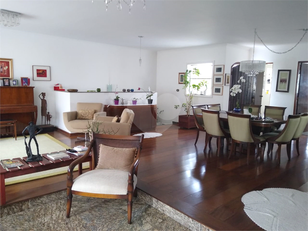 Casa Jardim França com 4 dormitórios, 2 suítes, sala ampla com lareira. cozinha, piscina, 8 vagas