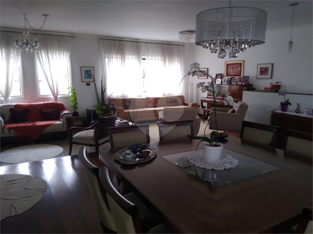 Casa Jardim França com 4 dormitórios, 2 suítes, sala ampla com lareira. cozinha, piscina, 8 vagas