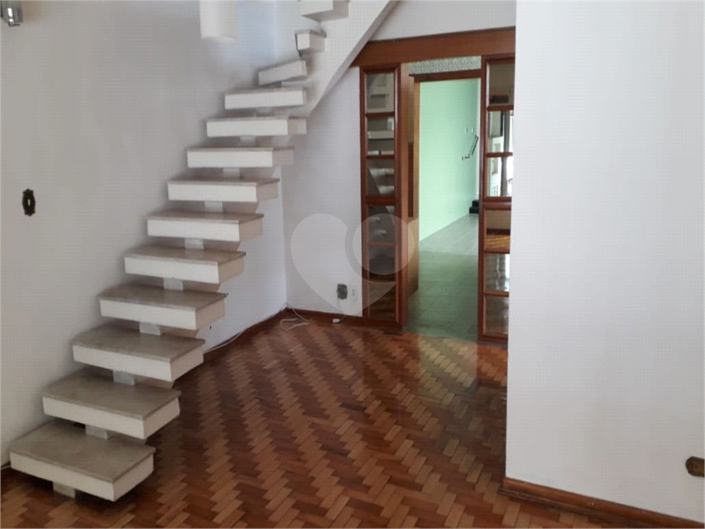 Casa com 181m 3 dorm 3 suites quintal e 2 vagas de garagem 