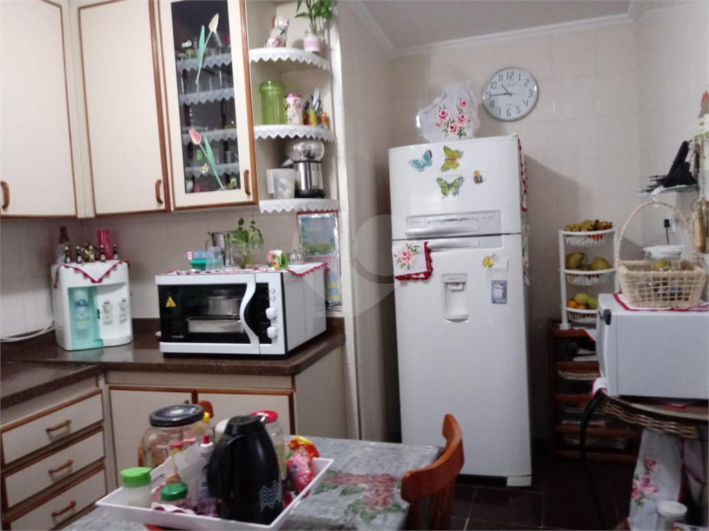 Casa em Guarulhos com 3 dormitórios, 1 suíte, sala ampla, churrasqueira com fogão a lenha.