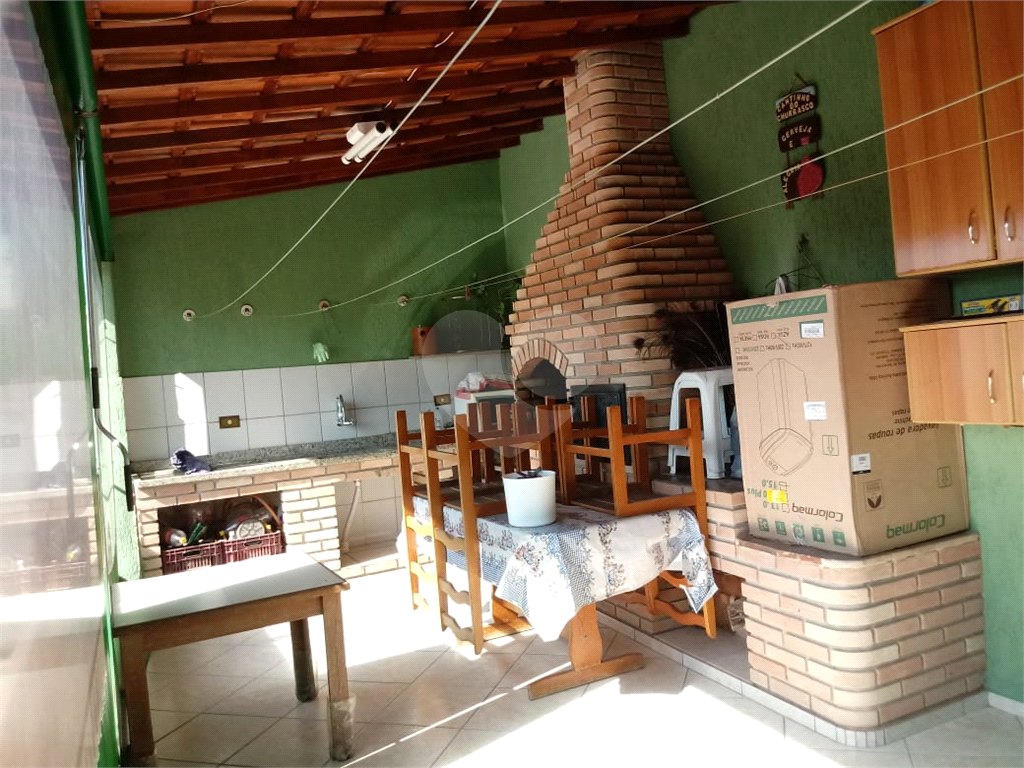 Casa em Guarulhos com 3 dormitórios, 1 suíte, sala ampla, churrasqueira com fogão a lenha.