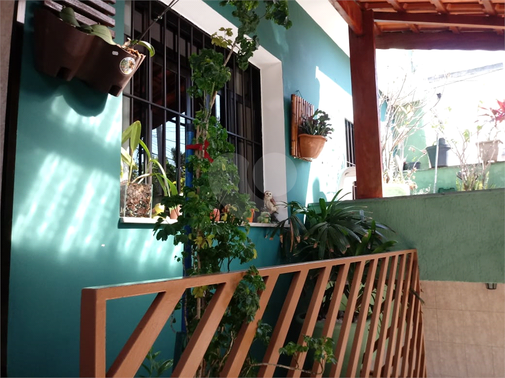 Casa em Guarulhos com 3 dormitórios, 1 suíte, sala ampla, churrasqueira com fogão a lenha.