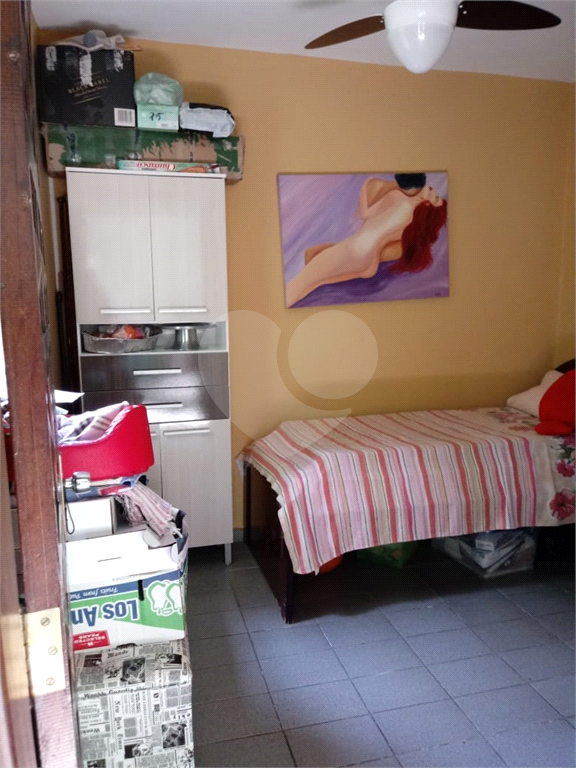 Casa em Guarulhos com 3 dormitórios, 1 suíte, sala ampla, churrasqueira com fogão a lenha.