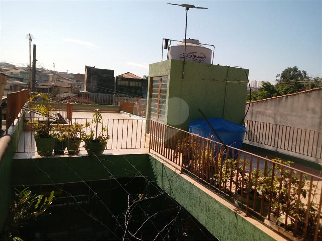 Casa em Guarulhos com 3 dormitórios, 1 suíte, sala ampla, churrasqueira com fogão a lenha.