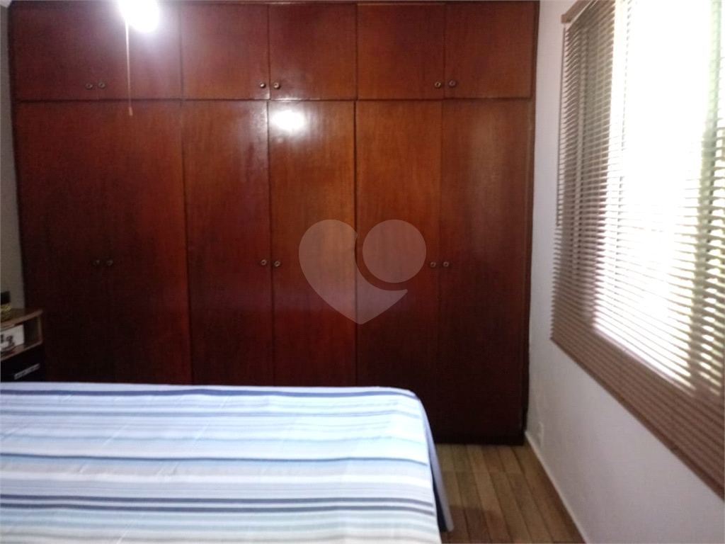 Casa em Guarulhos com 3 dormitórios, 1 suíte, sala ampla, churrasqueira com fogão a lenha.