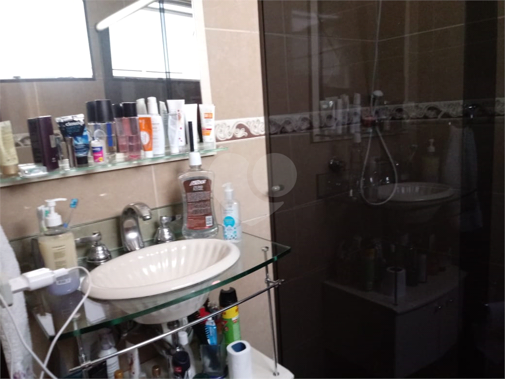 Casa em Guarulhos com 3 dormitórios, 1 suíte, sala ampla, churrasqueira com fogão a lenha.