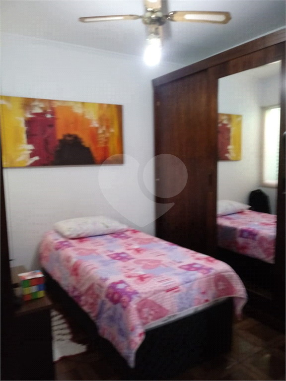 Casa em Guarulhos com 3 dormitórios, 1 suíte, sala ampla, churrasqueira com fogão a lenha.