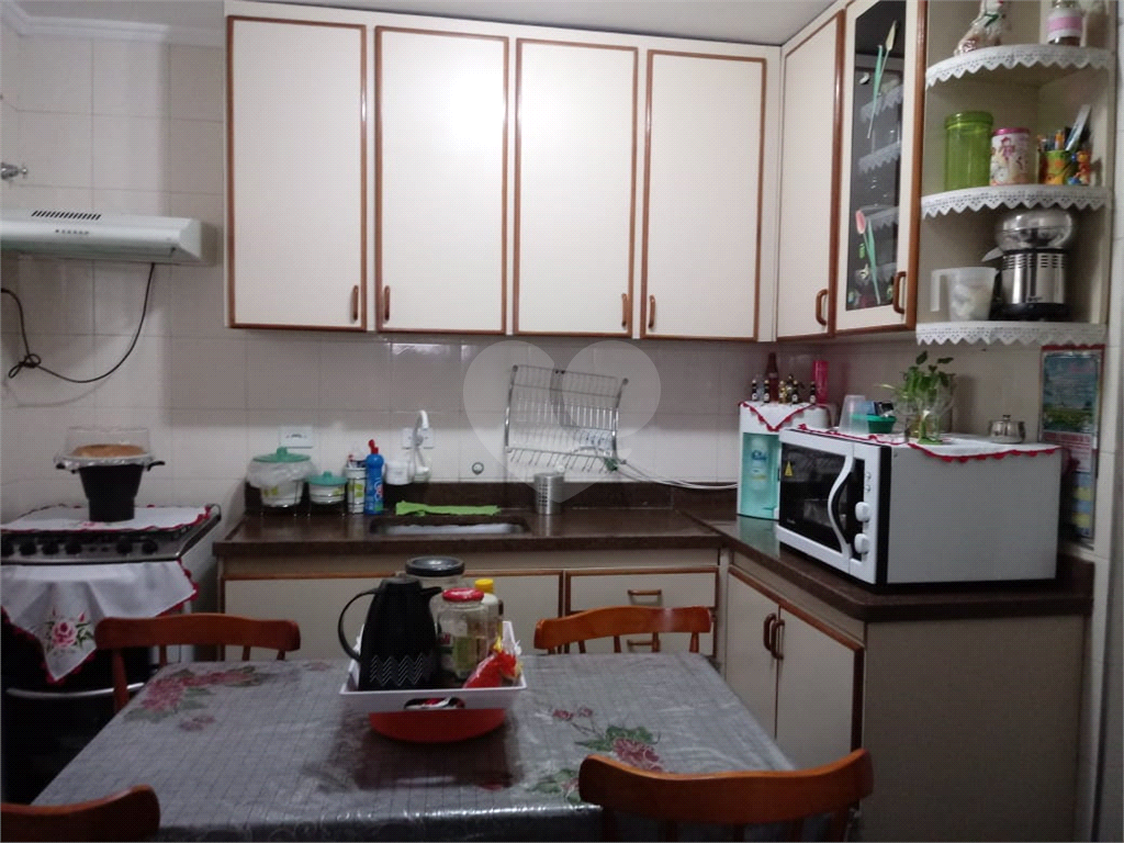 Casa em Guarulhos com 3 dormitórios, 1 suíte, sala ampla, churrasqueira com fogão a lenha.
