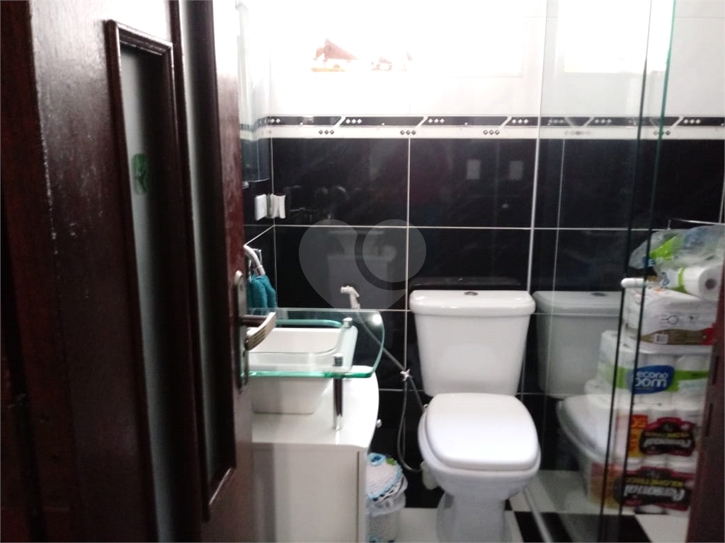Casa em Guarulhos com 3 dormitórios, 1 suíte, sala ampla, churrasqueira com fogão a lenha.