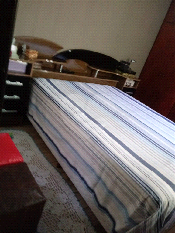 Casa em Guarulhos com 3 dormitórios, 1 suíte, sala ampla, churrasqueira com fogão a lenha.