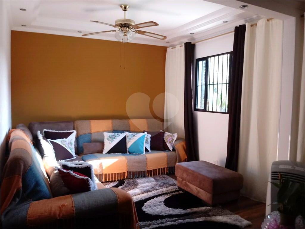 Casa em Guarulhos com 3 dormitórios, 1 suíte, sala ampla, churrasqueira com fogão a lenha.