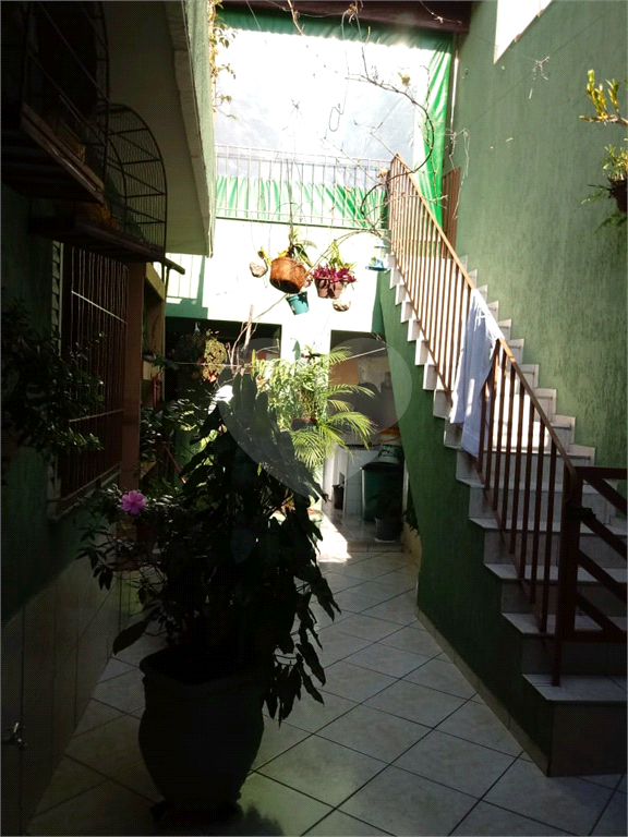 Casa em Guarulhos com 3 dormitórios, 1 suíte, sala ampla, churrasqueira com fogão a lenha.