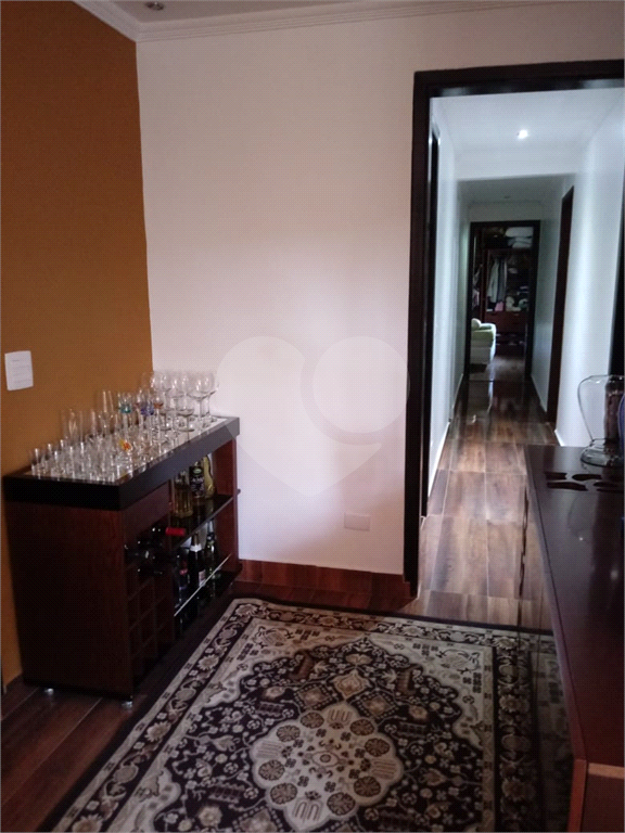 Casa em Guarulhos com 3 dormitórios, 1 suíte, sala ampla, churrasqueira com fogão a lenha.