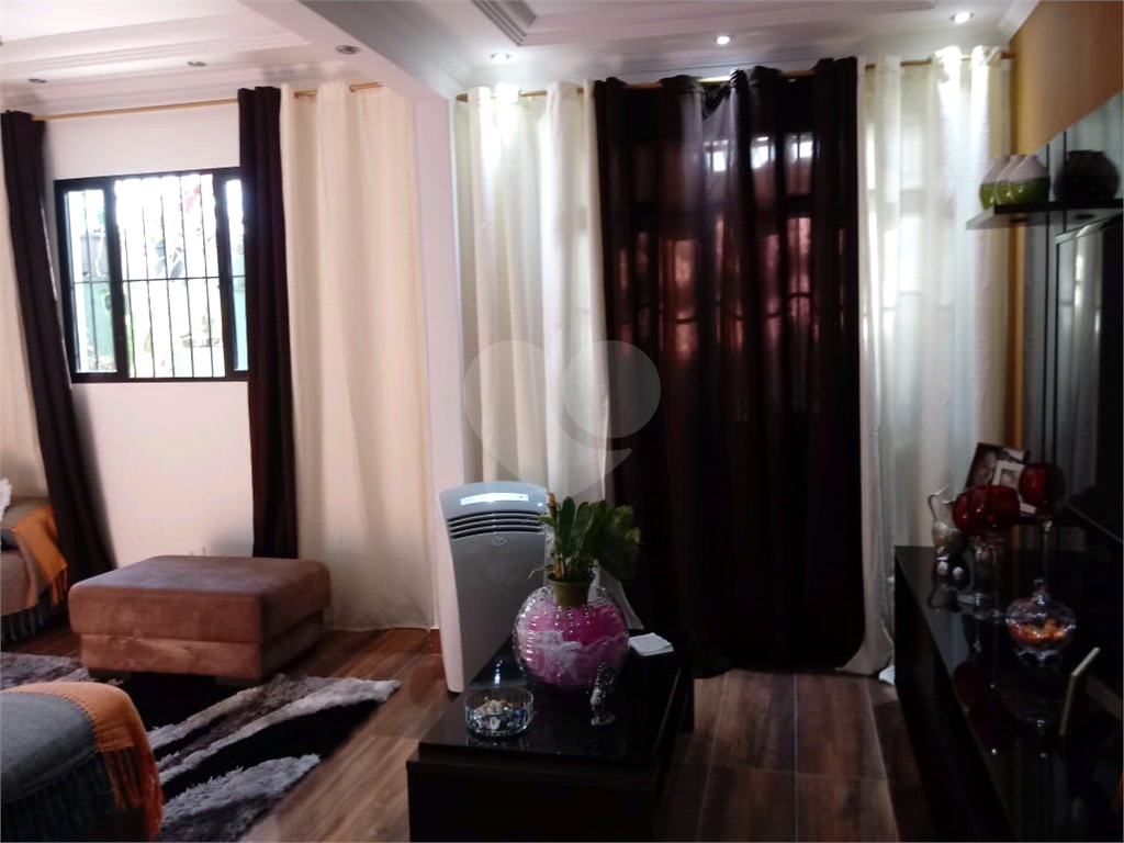 Casa em Guarulhos com 3 dormitórios, 1 suíte, sala ampla, churrasqueira com fogão a lenha.