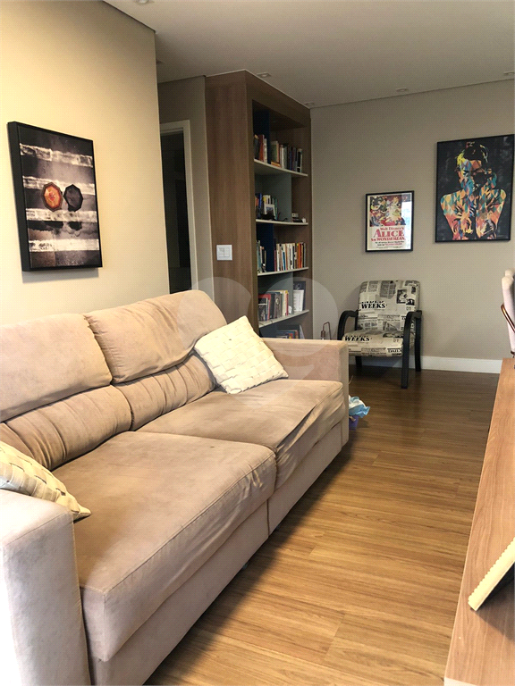 Apartamento semimobiliado na Rua Gonçalo da Cunha - 2 quartos sendo 1 suite, varanda, 2 vagas, lazer completo