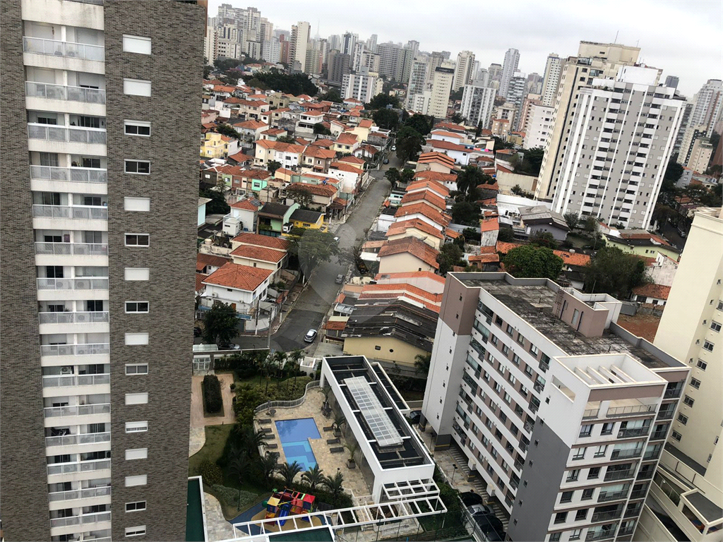 Apartamento semimobiliado na Rua Gonçalo da Cunha - 2 quartos sendo 1 suite, varanda, 2 vagas, lazer completo