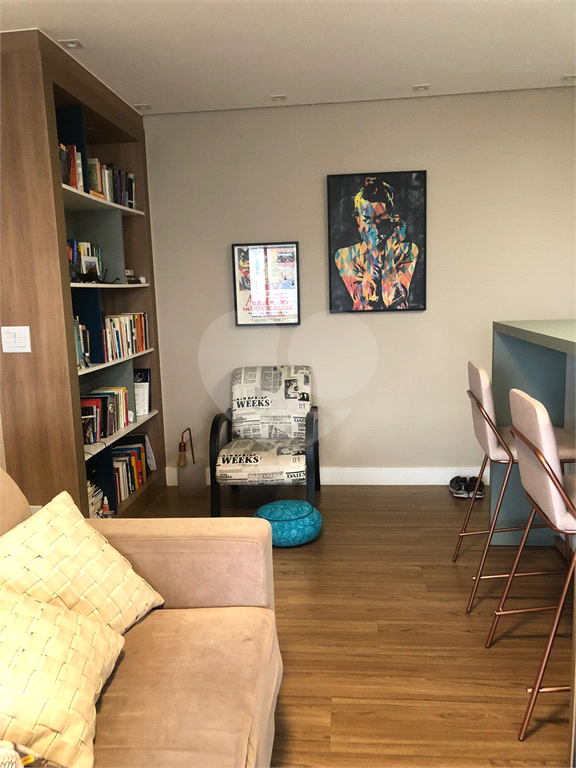 Apartamento semimobiliado na Rua Gonçalo da Cunha - 2 quartos sendo 1 suite, varanda, 2 vagas, lazer completo