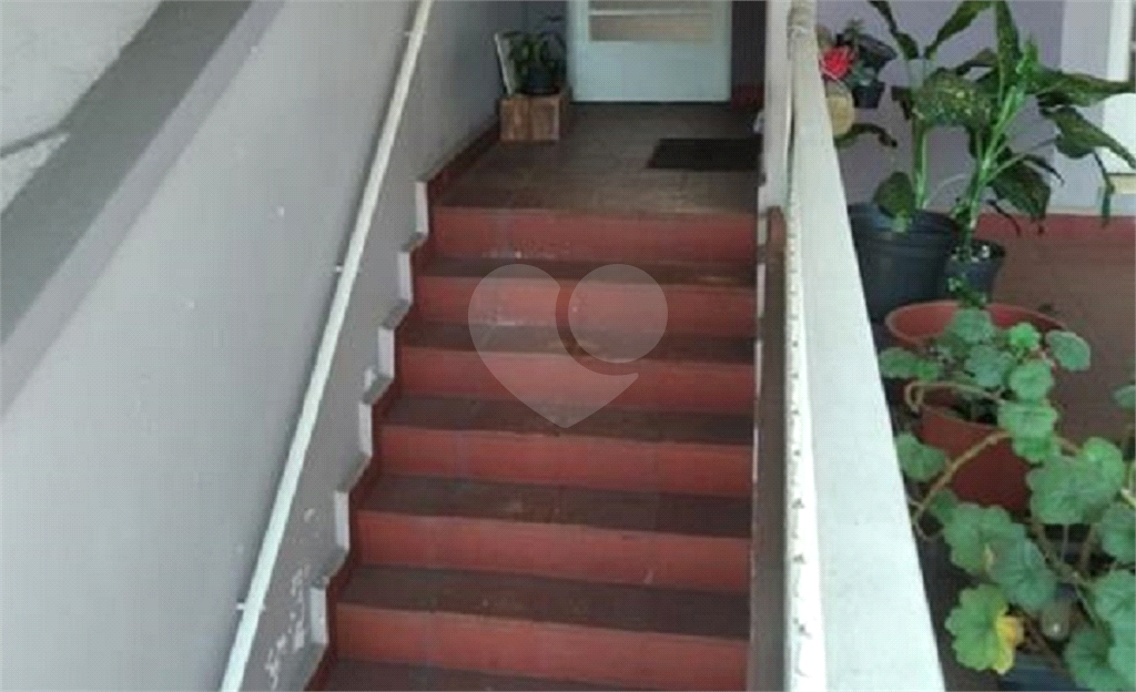 Sobrado com 02 dorms e 02 vagas bem localizado!