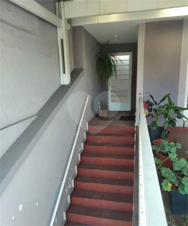 Sobrado com 02 dorms e 02 vagas bem localizado!