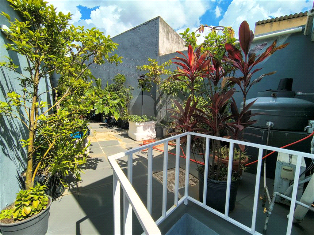 Terreno triangular com 11,40 de frente e 34 fundo, com área total de 180 metros,