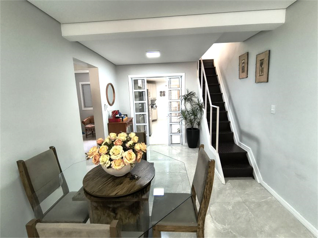 Terreno triangular com 11,40 de frente e 34 fundo, com área total de 180 metros,