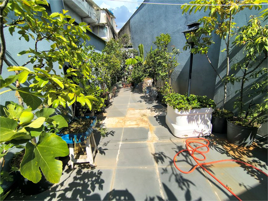 Terreno triangular com 11,40 de frente e 34 fundo, com área total de 180 metros,