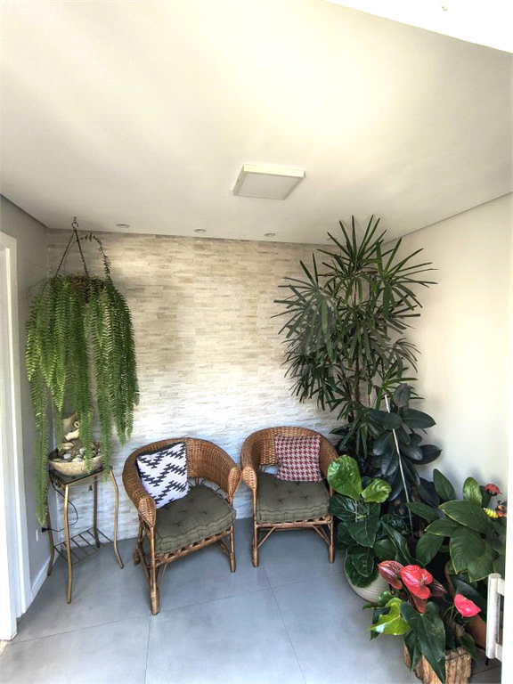 Terreno triangular com 11,40 de frente e 34 fundo, com área total de 180 metros,